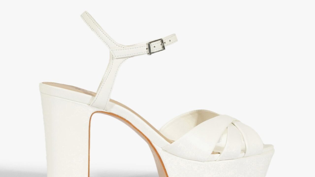 Sandália Keefa Meia Pata Couro Branca | Schutz: Elegância e Conforto para Seus Pés
