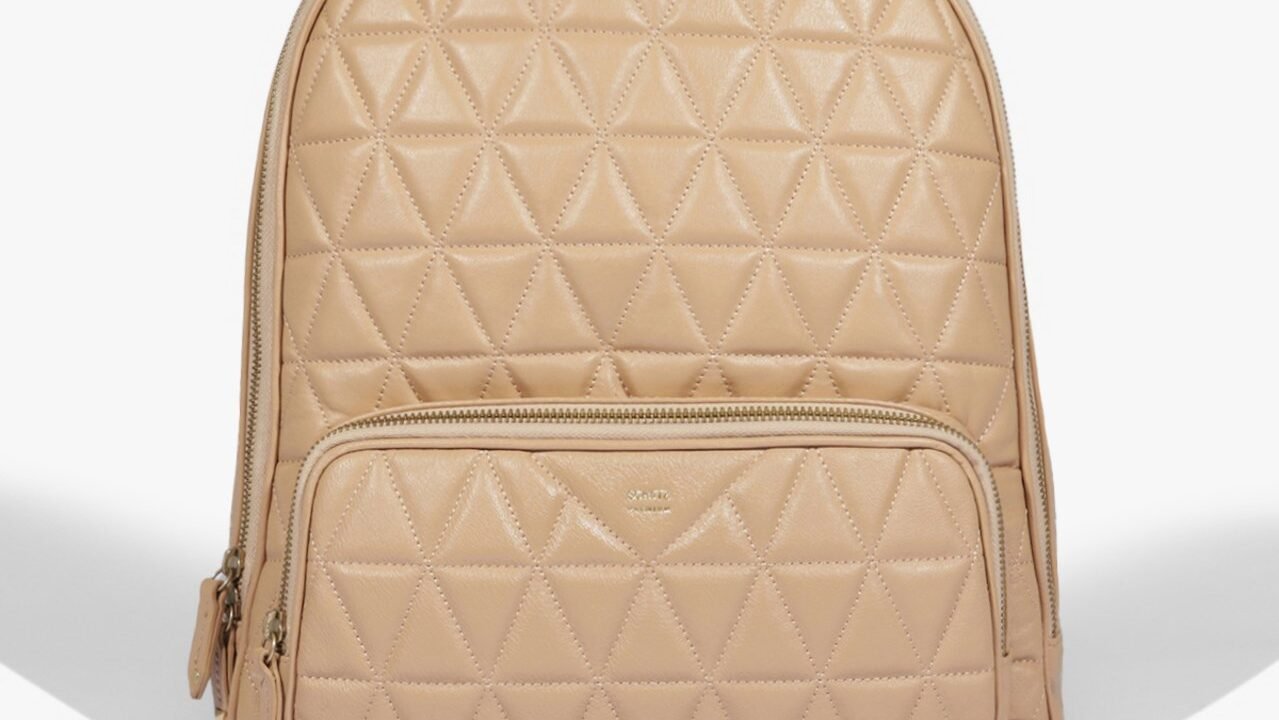 Mochila New 944 Matelassê Couro Bege | Schutz – Sofisticação e Praticidade