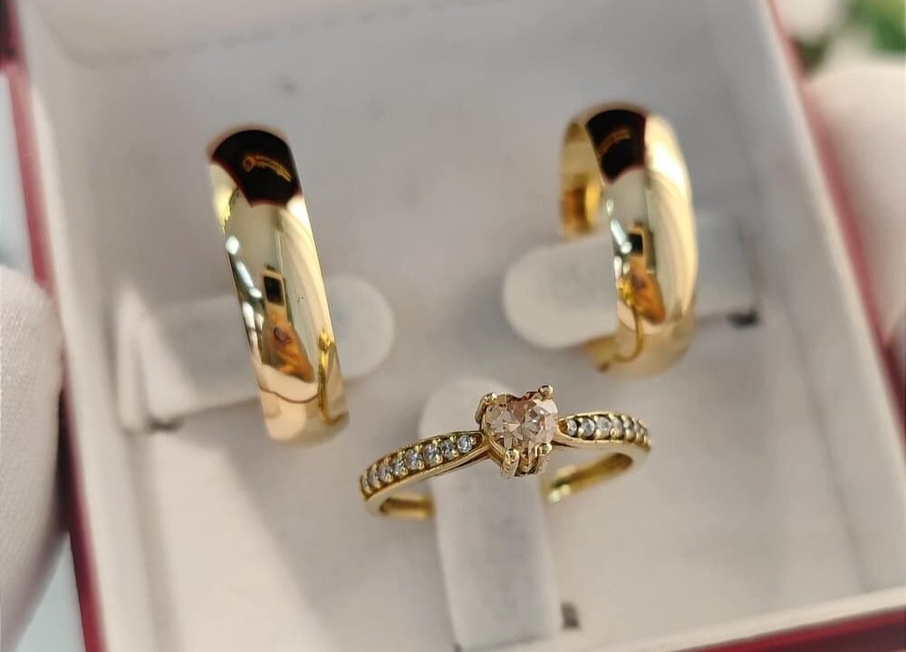 Alianças abauladas 6mm + Anel Cherry: Escolha a Cor da Pedra