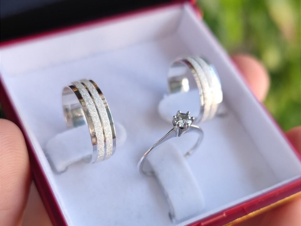 (COMBO) Par de alianças de Prata 6mm mod. diamantado + anel princesa