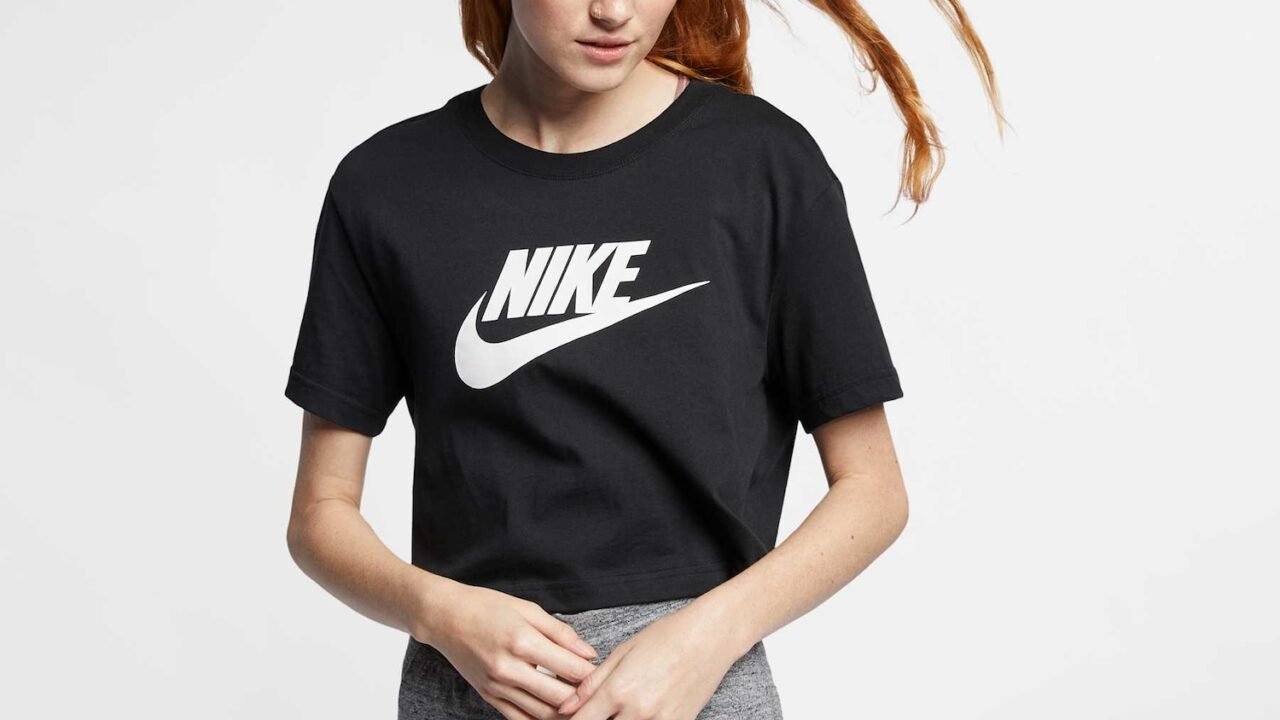 Camiseta Nike Sportswear Essential Feminina – Conforto e Estilo Cropped