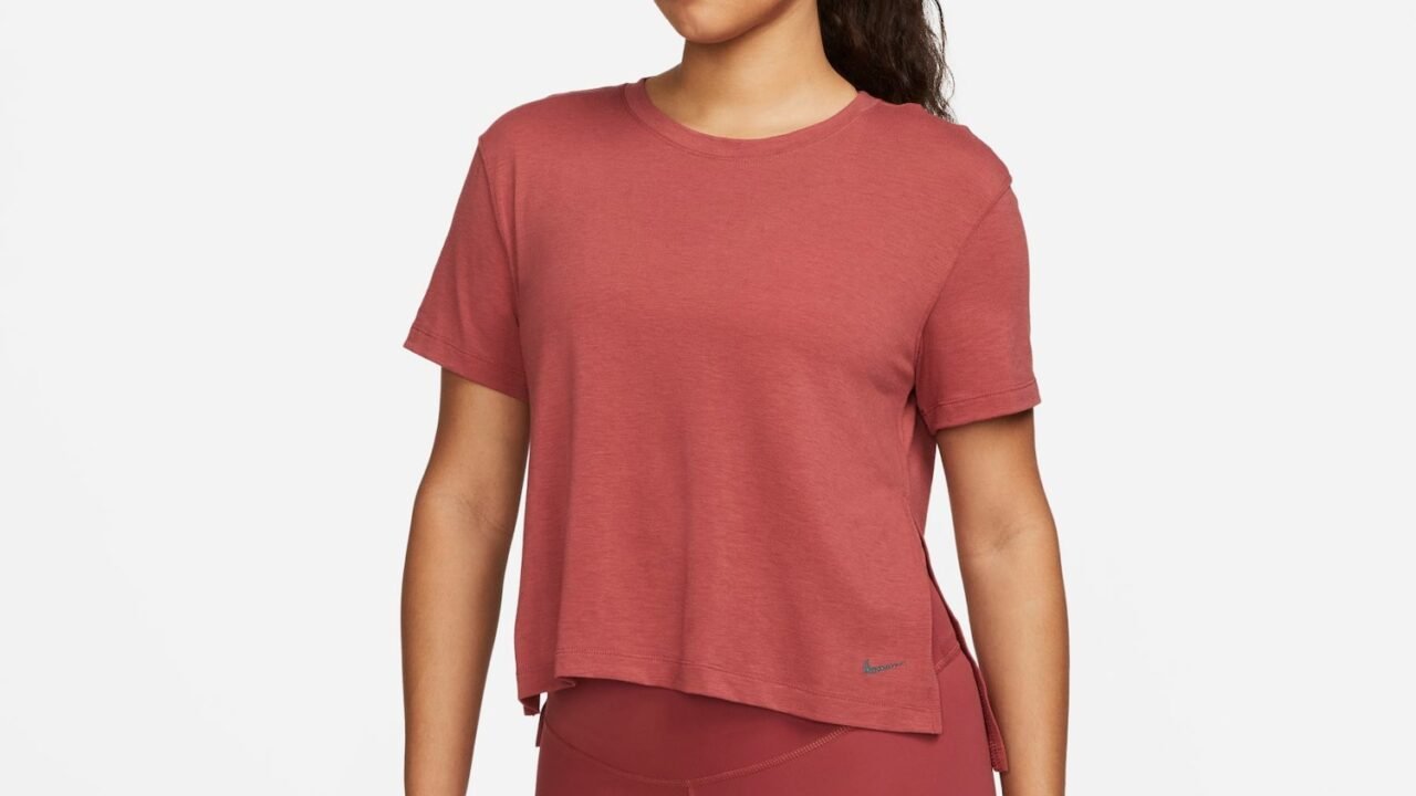 Camiseta Nike Yoga Dri-FIT Feminina: Conforto e Sustentabilidade para Seus Treinos