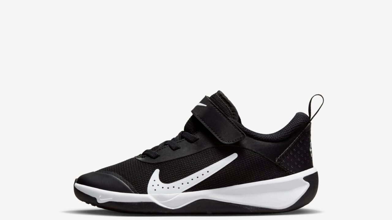 Tênis Nike Omni Multi-Court Infantil – Conforto e Durabilidade para os Pequenos Jogadores