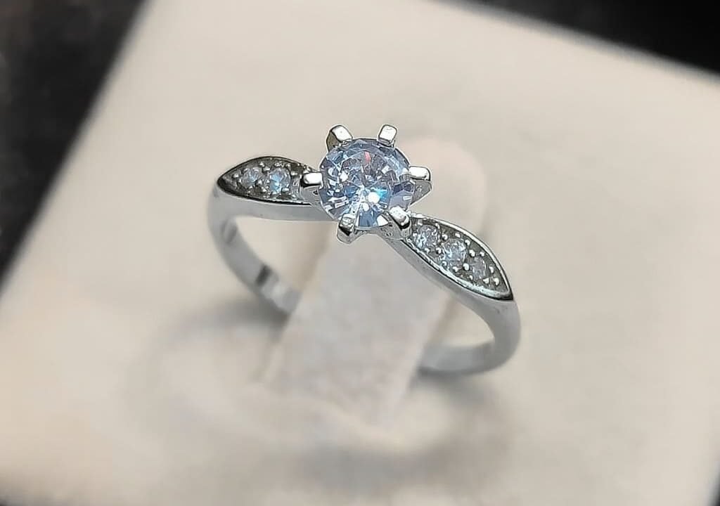 Anel de Prata Modelo Rainha com Zircônia – Qualidade e Estilo