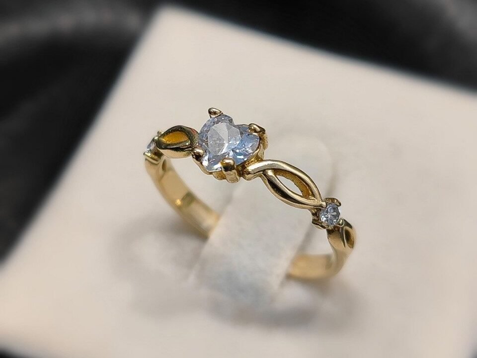 Anel Solitário Aparador Moeda Antiga com Zircônias Mod. Love – Qualidade e Custo-Benefício
