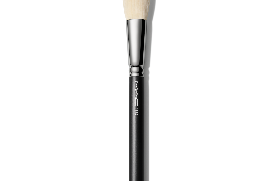 Pincel Grande Angular para Contorno 168S da MAC – Precisão e Acabamento Profissional