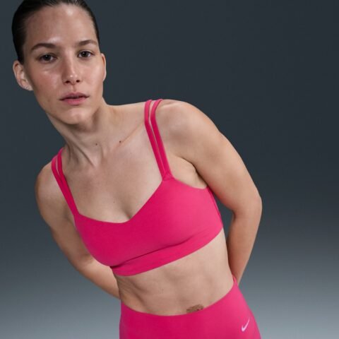 Top Nike Dri-FIT Alate Trace Feminino: conforto e suporte para seu dia a dia