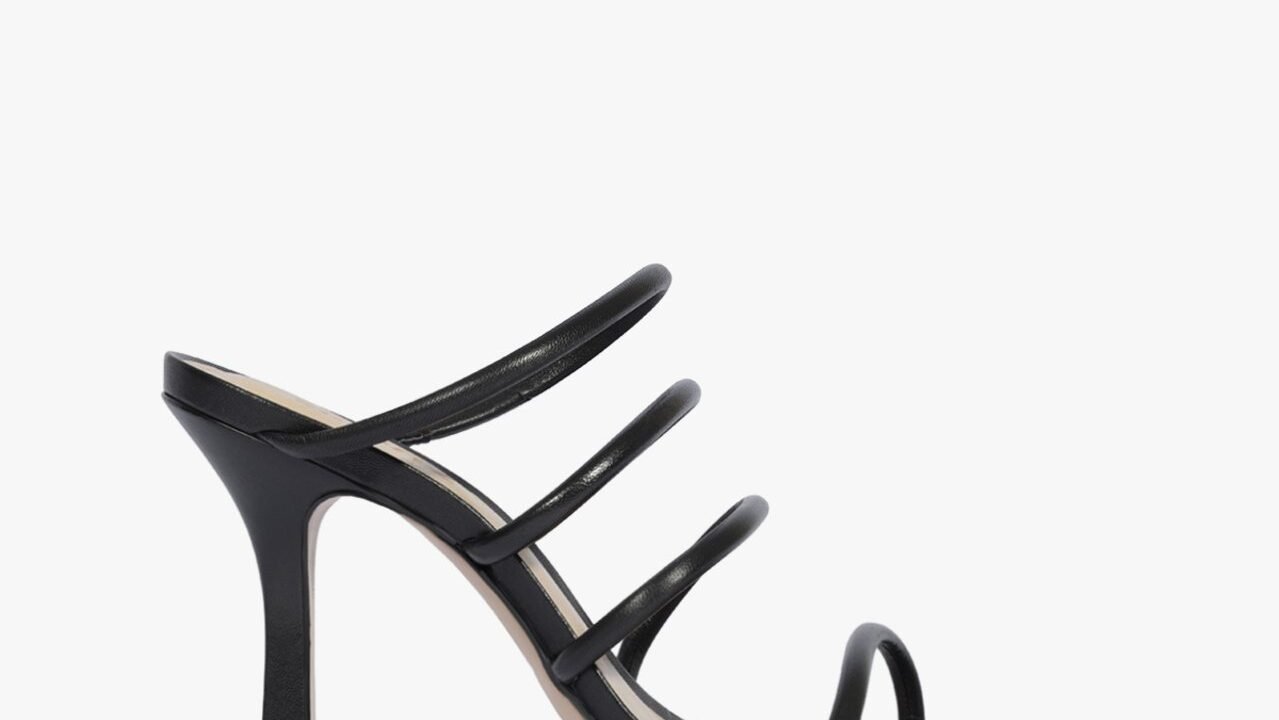 Tamanco Tiras Couro Preto Schutz: Elegância e Versatilidade para Seu Look