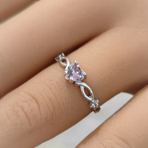 Anel Solitário em Prata com Zircônias Mod. Love – Qualidade e Elegância