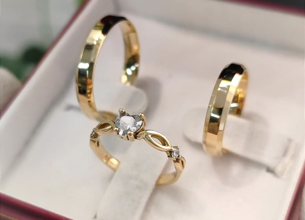 Conjunto Alianças Mod Italiana 4mm + Anel Love: Elegância e Significado