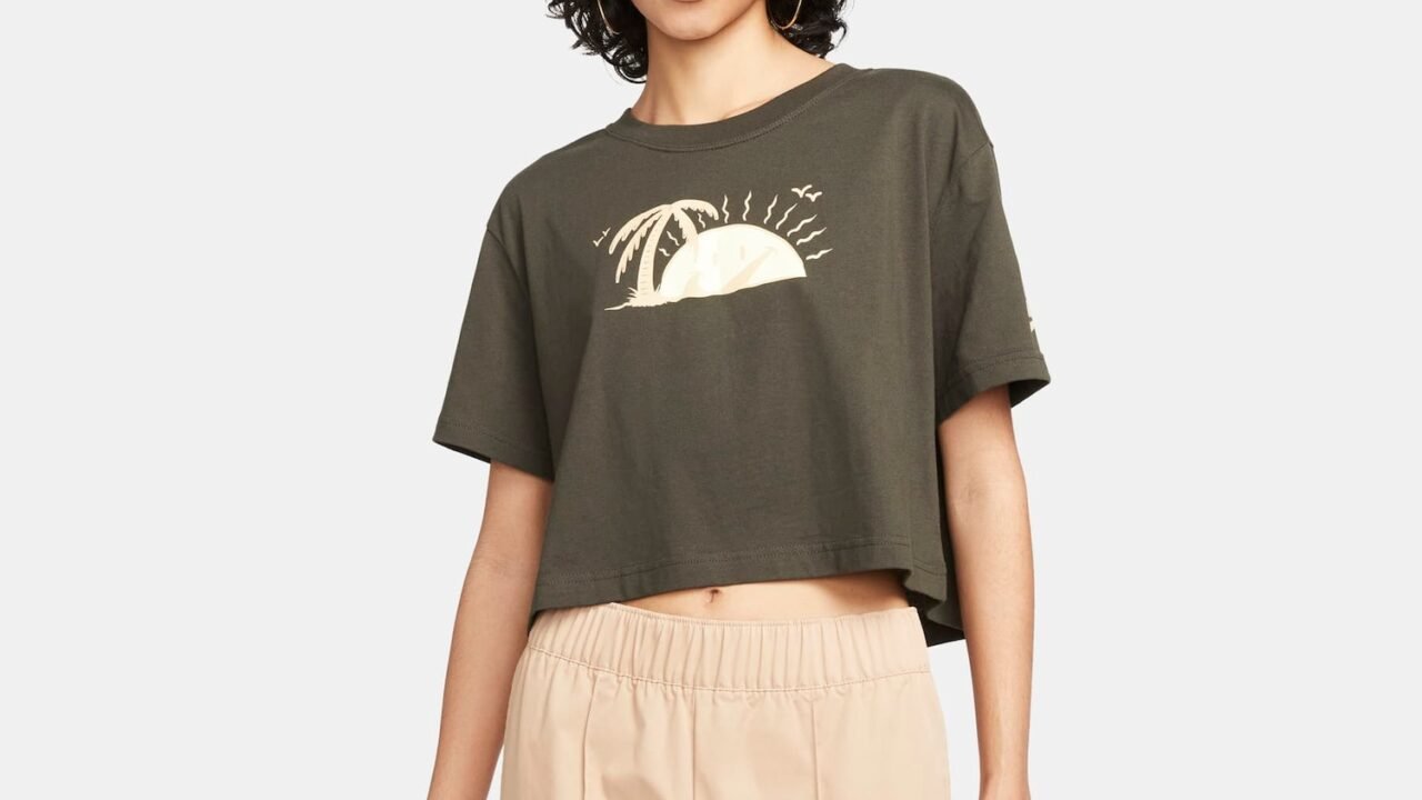 Camiseta Nike Sportswear Feminina: Conforto e Estilo com Desconto Especial