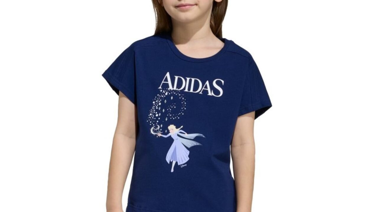 CAMISETA adidas DISNEY FROZEN adidas Sportswear Azul – Conforto com Toque Mágico