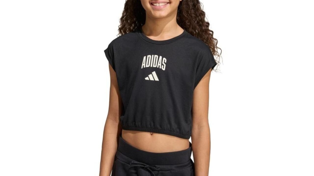Camiseta Seasonals Collegiate Typography adidas Sportswear Preto: Conforto e Estilo para o Dia a Dia