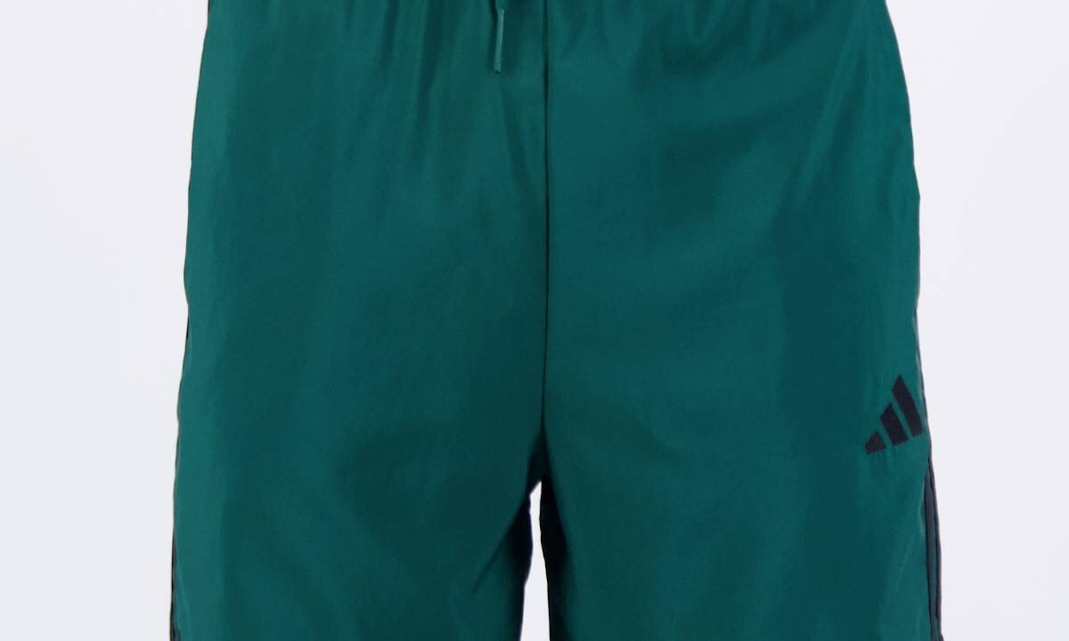 Bermuda Adidas Chelsea 3 Stripes Verde: Conforto e Desempenho para Seu Treino