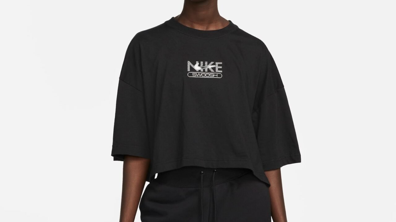 Camiseta Nike Sportswear Swoosh Feminina: Conforto e Estilo com Desconto