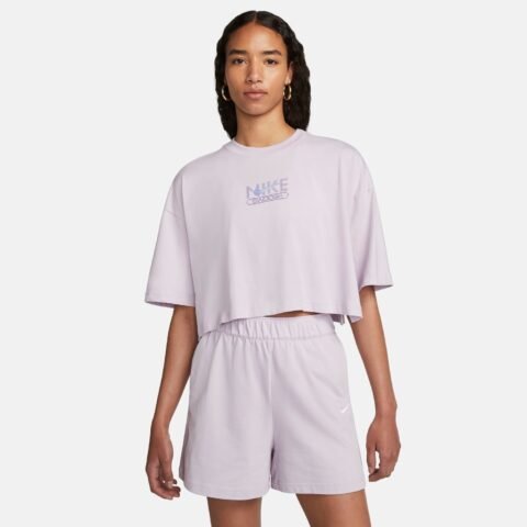 Camiseta Nike Sportswear Swoosh Feminina: Conforto e Estilo com Algodão Orgânico