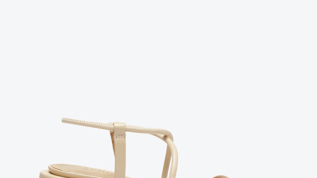 Sandália Ecower Salto Bloco Médio Bege | Schutz – Conforto e Estilo para Todas as Ocasiões