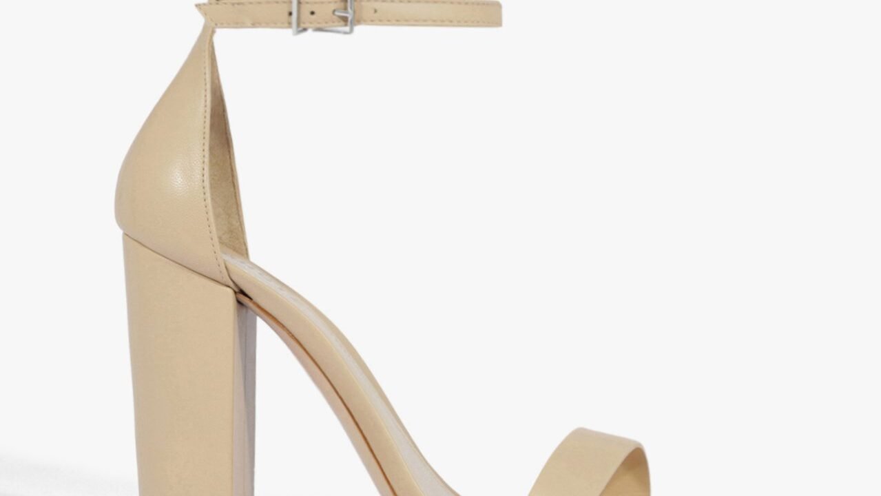 Sandália Gisele Salto Bloco Couro Nude | Schutz – Elegância para o Dia e Noite