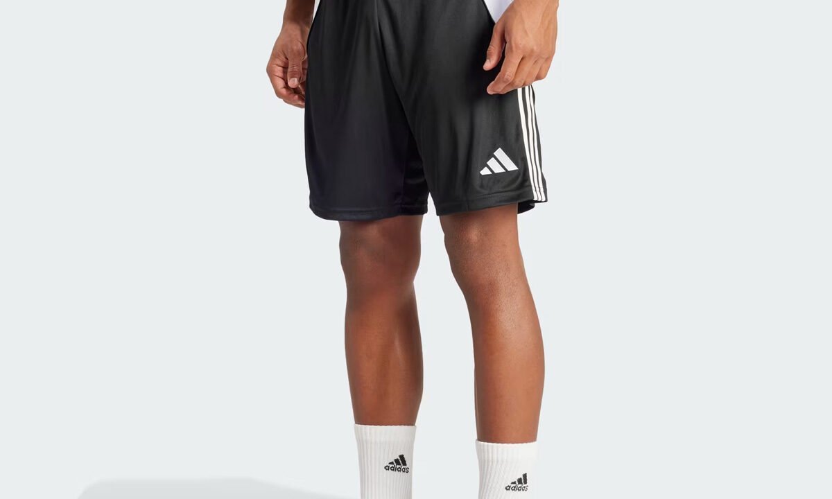 Bermuda Adidas Tiro 24 Preta e Branca: Conforto e Performance para Corrida